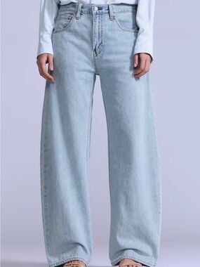 Levi’s Women Barrel Jean Size 29 x 31